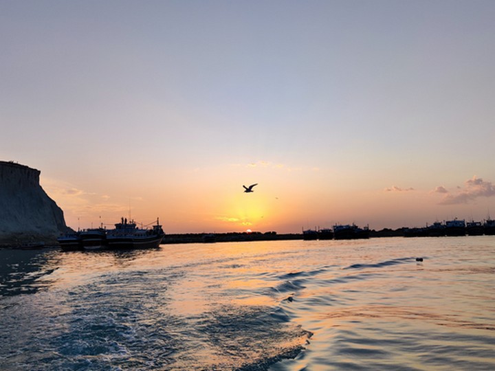 غروب دل‌انگیز در اسکله بریس؛ تلاقی آرامش دریا