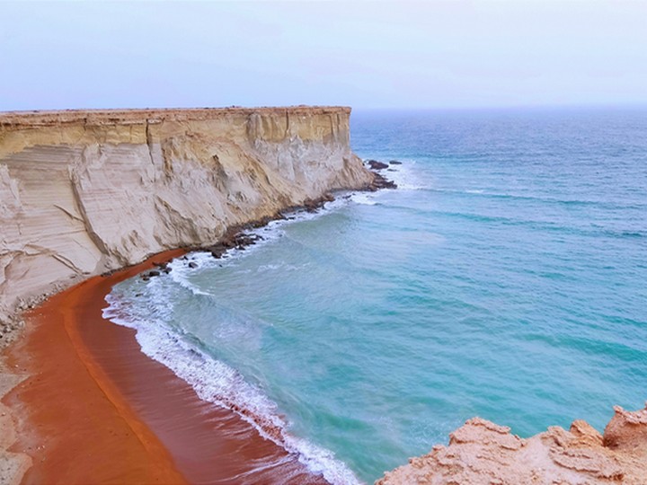 ساحل صخره‌ای بریس؛ زیبایی شگفت‌انگیز در سواحل دریای عمان