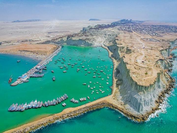 اسکله بندر صیادی بریس و صخره‌های ساحلی چشم‌نواز در دریای عمان