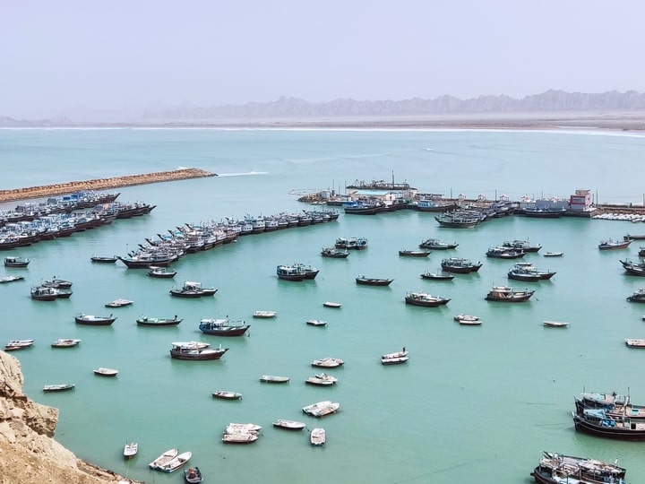 اسکله بریس | تماشای لنج‌ها در آب‌های نیلگون دریای عمان