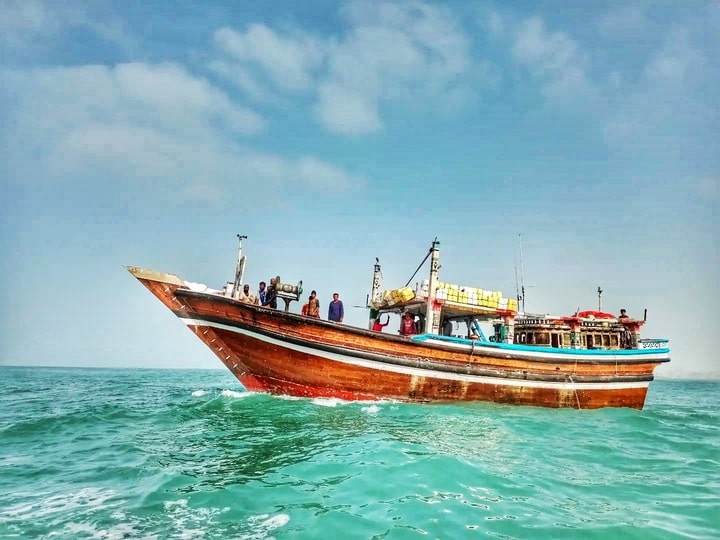 لنج صیادی در آب‌های دریای عمان | جلوه‌ای از زندگی دریایی در بندر بریس