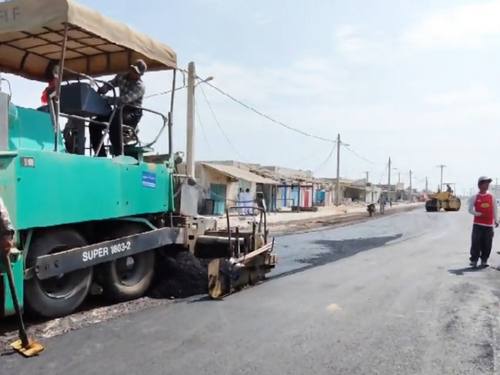 اجرای آسفالت بلوار ورودی شهر بریس - آبان ماه 1402